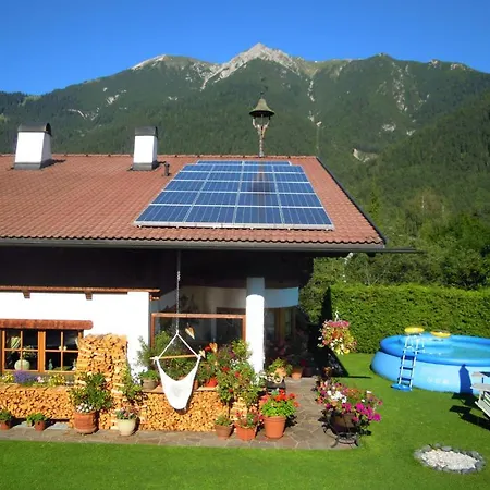 Haus Lukasser شقة